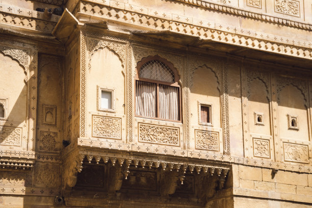 哈维利建筑有许多窗户、阳台、艺术、对称和中世纪风格图片下载