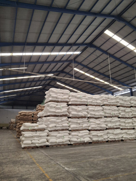 仓库面粉袋的整理，原料仓库的整理，食品袋的堆放，仓库货物的整理图片下载