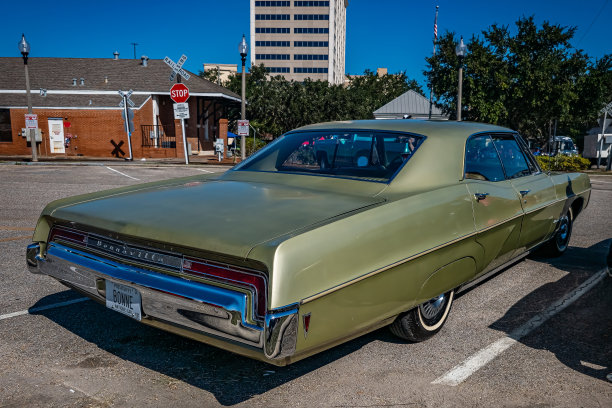 1968年庞蒂克博纳维尔4门硬顶图片下载