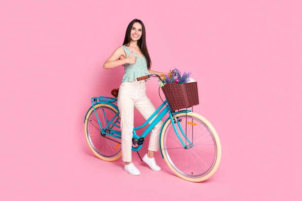 照片正面漂亮可爱的女人穿着时尚的衣服享受行走大拇指孤立在粉红色的背景图片下载