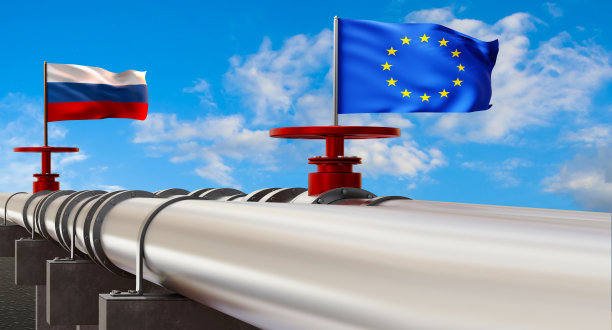 从俄罗斯到欧洲的石油管道。向欧盟国家出售俄罗斯石油。烟囱上方有欧盟和俄罗斯国旗。欧盟国家购买乌拉尔石油的概念。石油管道。3 d渲染。图片下载