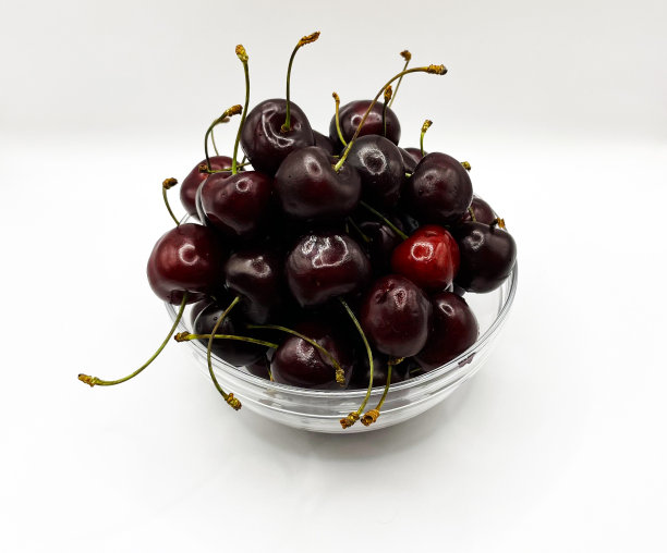 新鲜的红樱桃水果在盘子上的白色背景的特写。高质量照片图片下载
