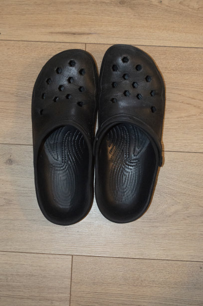 男人的黑色凉鞋图片下载