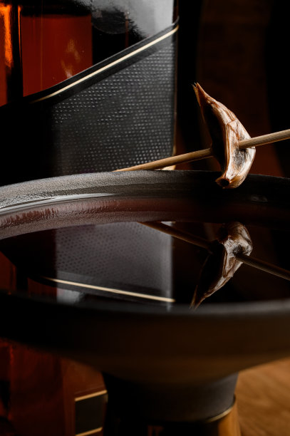 一个装满酒的金属夹具的特写，背景是一瓶黑标签威士忌图片下载