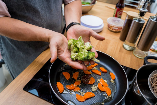 厨师在厨房准备日本荞麦面食与扁豆图片下载