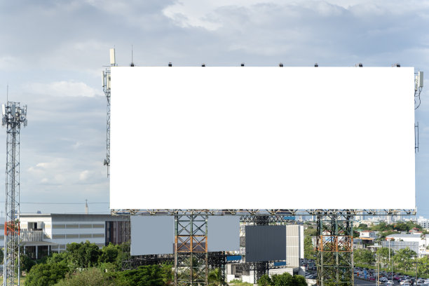 在泰国曼谷的高速公路上，巨大的水平空白标志。交通和天空。图片下载