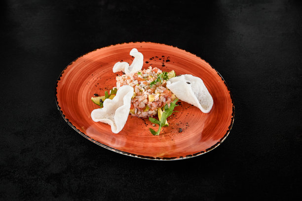 鞑靼虾配米片，鲜红盘图片下载