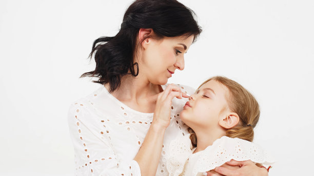 母女之间温柔的触摸和敏感时刻的特写。图片下载