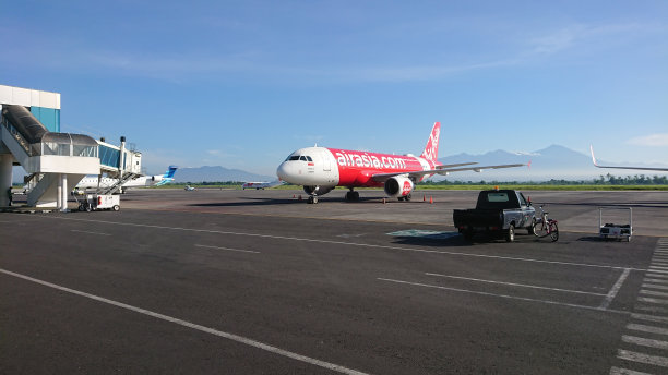 印度尼西亚龙目岛中部，龙目岛国际机场跑道上的晨景、蓝天和飞机图片下载