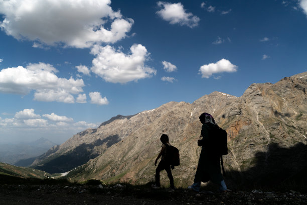 一个戴头巾的女人在Aladağlar徒步旅行的剪影图片下载