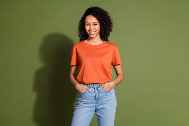 有魅力的年轻女子摆模特购物的照片肖像穿着时髦的橙色衣服孤立的卡其色背景图片下载