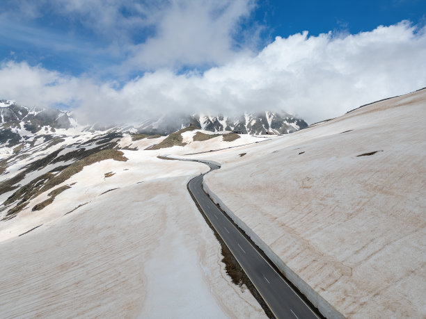 奥地利的Timmelsjoch山口在春天下雪图片下载
