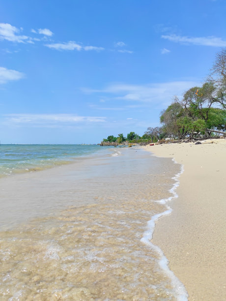 美丽的白色沙滩与光波在印度尼西亚的热带海滩上的股票照片图片下载