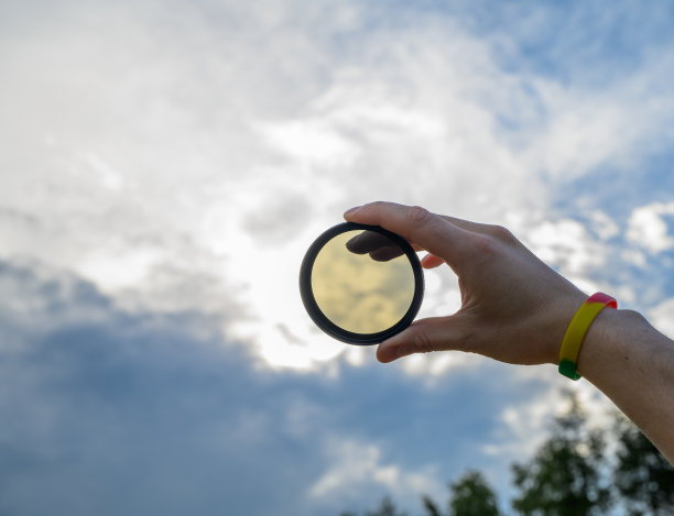 拿在手里的照片滤镜，用来遮挡阳光图片下载
