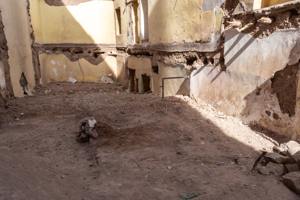 马拉喀什被毁的房子，摇摇欲坠的墙壁，暴露的木梁，严重的破坏，地震，编辑图片图片下载