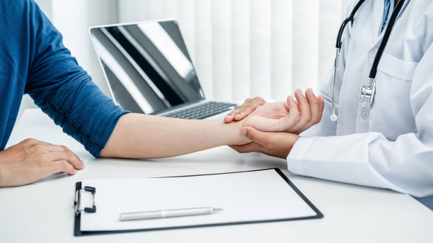 使用手机的手的低角度视图图片下载