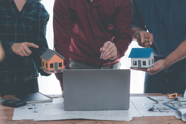 工程师们正在帮助设计蓝图，并共同进行结构分析。两位工程师指着建筑图纸。特写照片图片下载