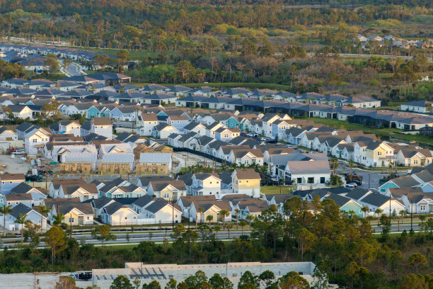 正在建造的廉价美国新住宅的木制框架。美国住宅的发展图片下载