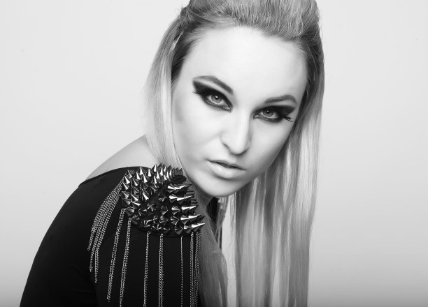 穿着内衣的年轻，魅力，美丽的女人图片下载