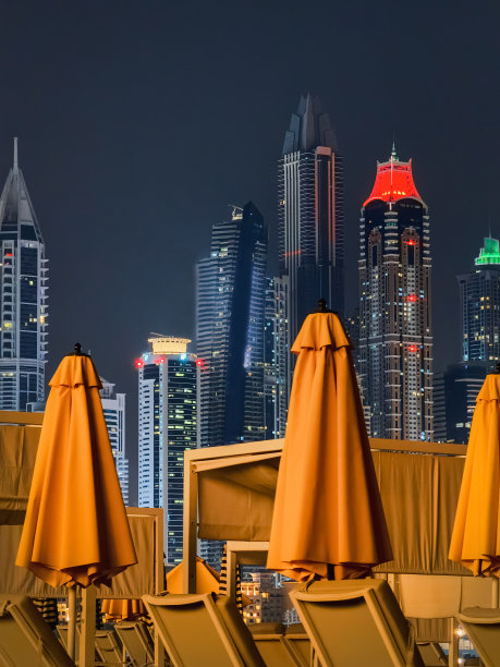 迪拜酒店夜间折叠的雨伞图片下载