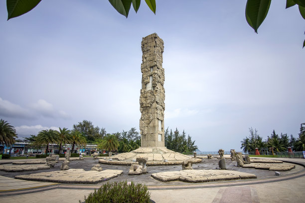 亚龙湾中心广场上的图腾柱。从城市的高处俯瞰美丽的景色，海滩和大海。三亚，中国。图片下载