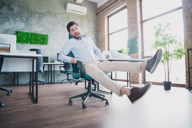 成功优雅男人的全尺寸照片骑椅子穿衬衫阁楼室内现代办公室室内图片下载