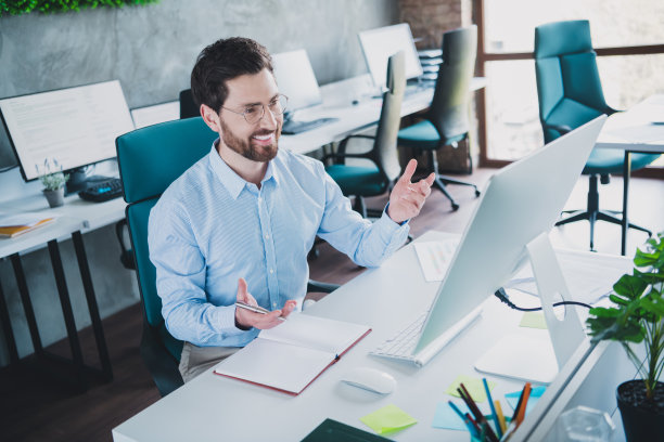 照片成功优雅的男人记事本视频通话穿衬衫阁楼室内现代办公室室内图片下载