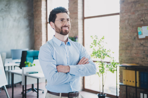 照片迷人的年轻人双臂交叉自信地穿着正装行政商务领导舒适美丽的办公室内部图片下载