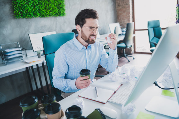 成功优雅男人的照片拿着咖啡揉皱的纸穿衬衫阁楼室内现代办公室室内图片下载