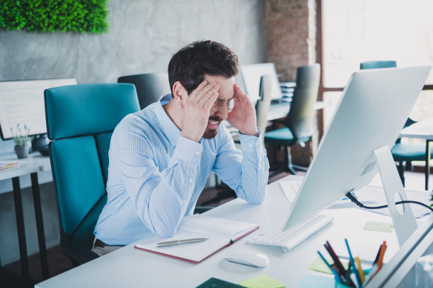 照片成功优雅的男人头痛桌面穿衬衫阁楼室内现代办公室室内图片下载