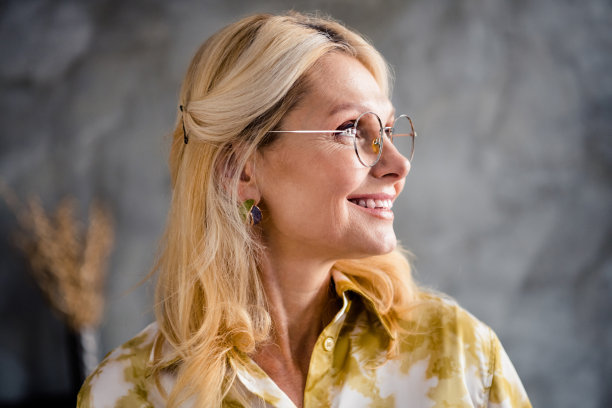 梦幻般的华丽成功的女会计银行家在现代办公室工作的照片图片下载