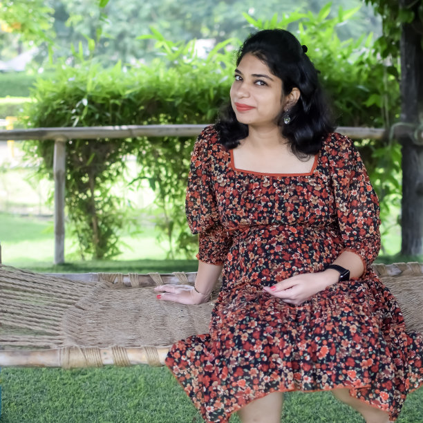 一名怀孕的印度妇女在户外拍摄怀孕照片，手放在肚子上，印度孕妇在社会公园穿着孕妇装把手放在肚子上，怀孕的孕妇在户外拍摄图片下载