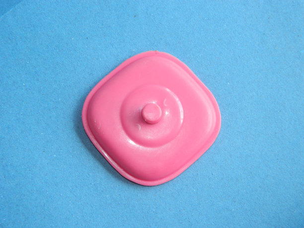 儿童烹饪玩具的微距照片与蓝色背景图片下载