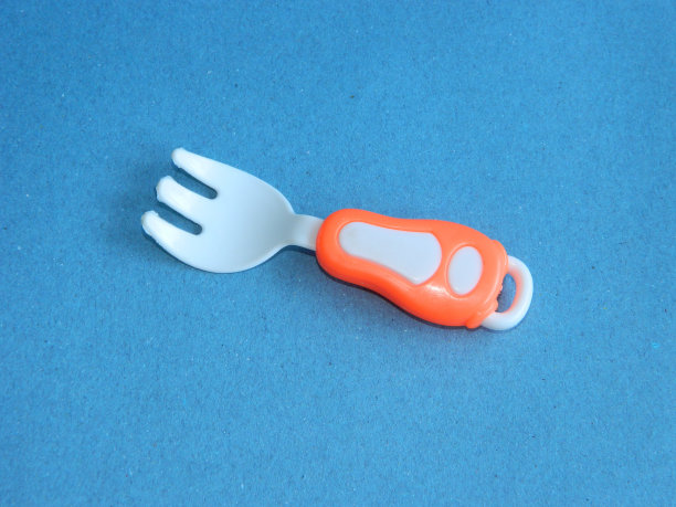 儿童烹饪玩具的微距照片与蓝色背景图片下载