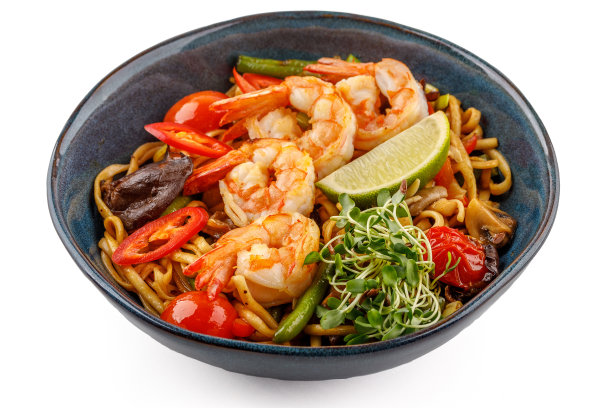 乌冬带虾工作室在白色背景下拍摄图片下载