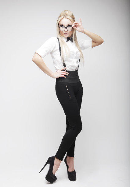 金发女子摆姿势图片下载