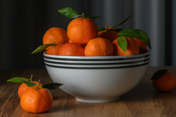 桌上的盘子里有多汁的橘子图片下载