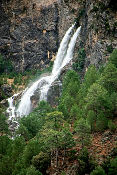 瀑布在阿瓜穆拉斯河，在卡索拉，塞古拉和拉斯别墅自然公园。图片下载