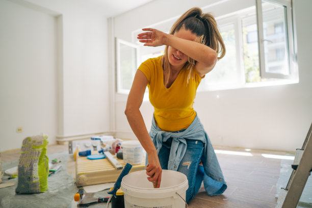 一个美丽的年轻女子的镜头，画家正在为绘画准备颜料图片下载