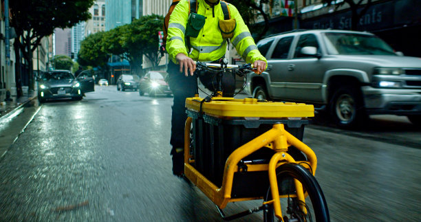 冬季洛杉矶市中心骑自行车的送货员图片下载