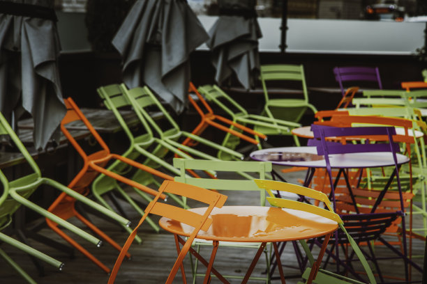 关门餐厅前的彩色椅子图片下载