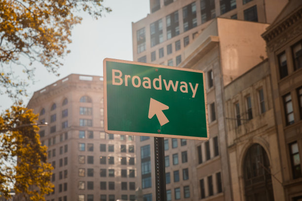 百老汇方向标志在纽约市-美国-股票照片图片下载