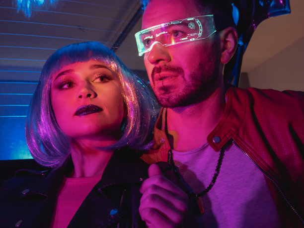 人们在霓虹灯下的照片。赛博朋克和虚拟现实的未来概念摄影。男人和女人在一起。图片下载