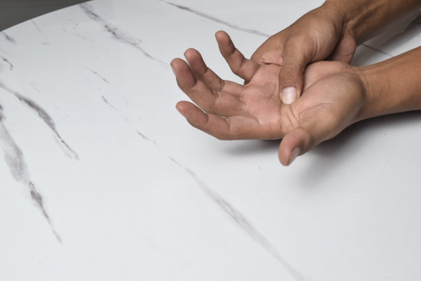 男指按摩的观点，以减轻疼痛的辛苦工作，为治疗痛风和类风湿症状和慢性疾病少模糊图片下载