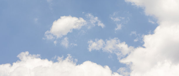 全景蓝天与明亮的云图片下载