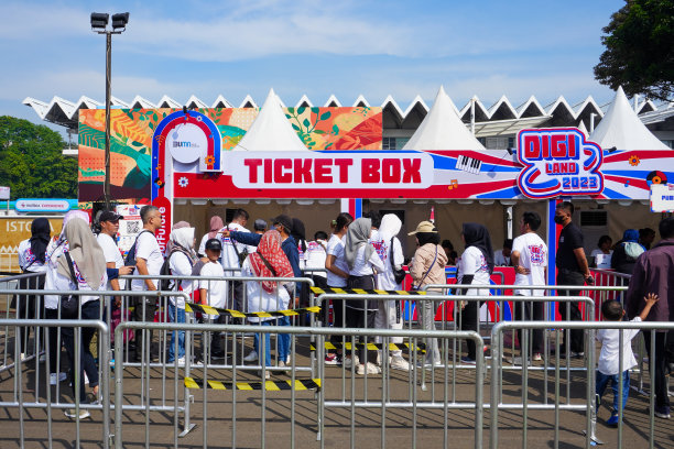 雅加达，游客们正忙着在Digiland售票处排队图片下载