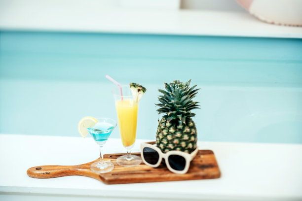 戴着墨镜在泳池边的菠萝图片下载