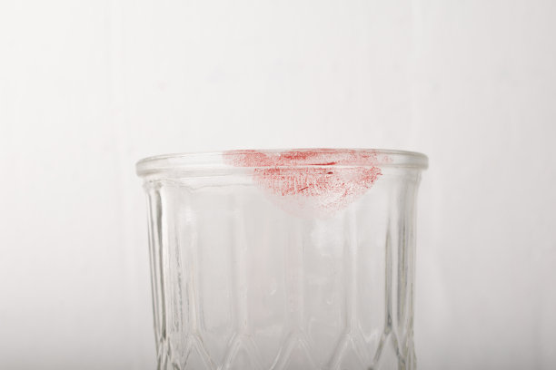水杯上的口红特写。唇印，印。使用玻璃。高质量照片图片下载