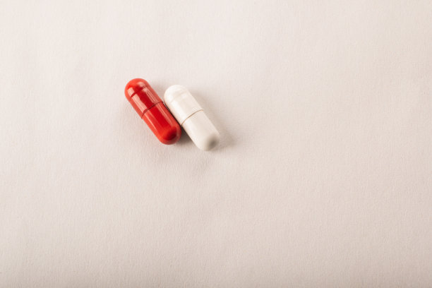 药片。医药药丸和胶囊。红色胶囊。孤立在一个粉红色的背景。过敏药，抗生素，补品。医学、保健理念。病毒(病毒性)、流感疾病。高质量照片图片下载