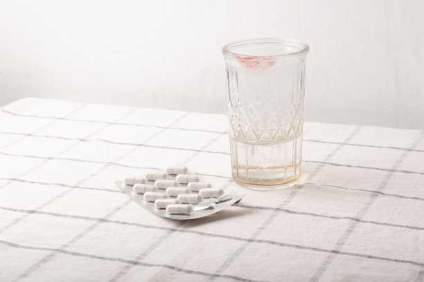 用过的水和药片泡罩包装。药品，药物，维生素，补品旁边的玻璃。高质量的照片。保健理念，健康晨间程序图片下载